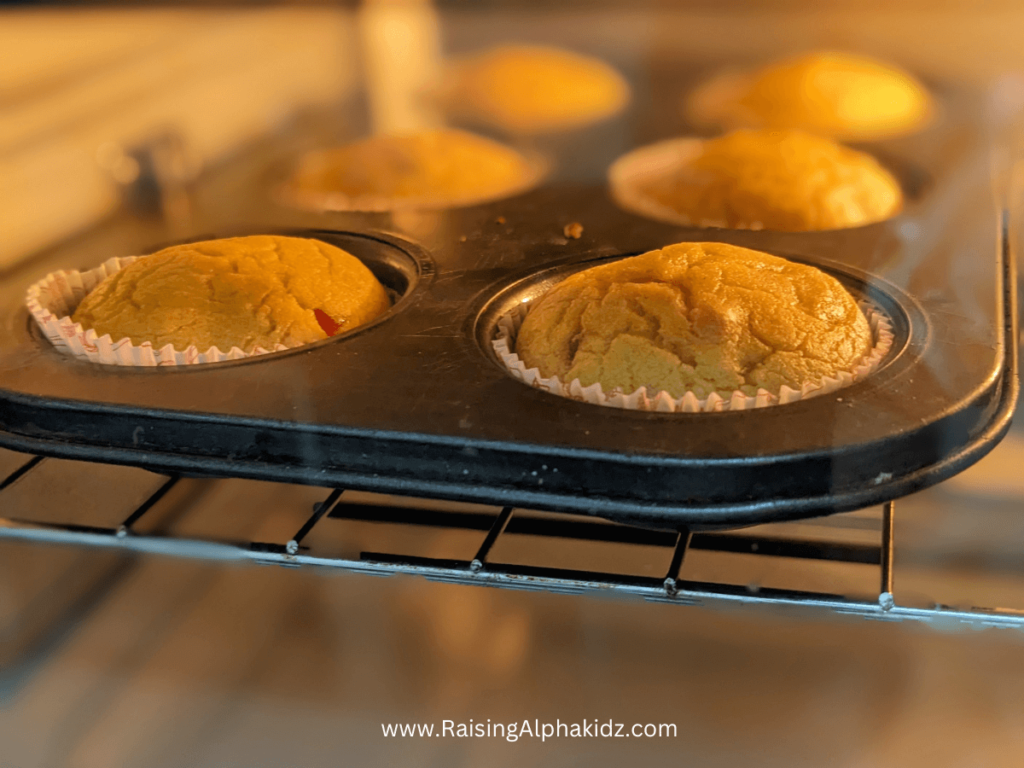 How to Make Pineapple Banana Cupcakes 